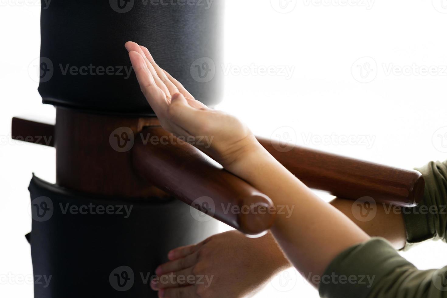 l'atleta mostra le tecniche wing-chun kung-fu manichino di legno. wing chun kung fu autodifesa. formazione nell'arte dell'autodifesa foto