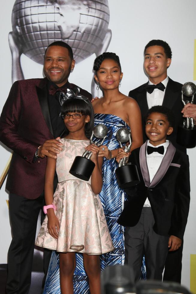 los angeles, feb 5 - Anthony anderson, yara shahidi, marcus scrittore Indietro, miglia Marrone, marsai martin davanti a il 47 ° naacp Immagine premi stampa camera a il pasadena civico auditorium su febbraio 5, 2016 nel Pasadena, circa foto