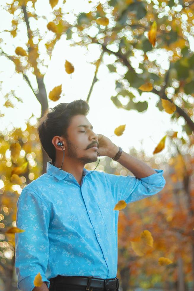 uomo che elenca la musica in natura foto