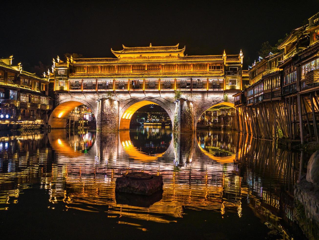 scenario Visualizza di hong ponte e edificio nel il notte di fenghuang vecchio cittadina .Fenice antico cittadina o fenghuang contea è un' contea di hunan Provincia, Cina foto