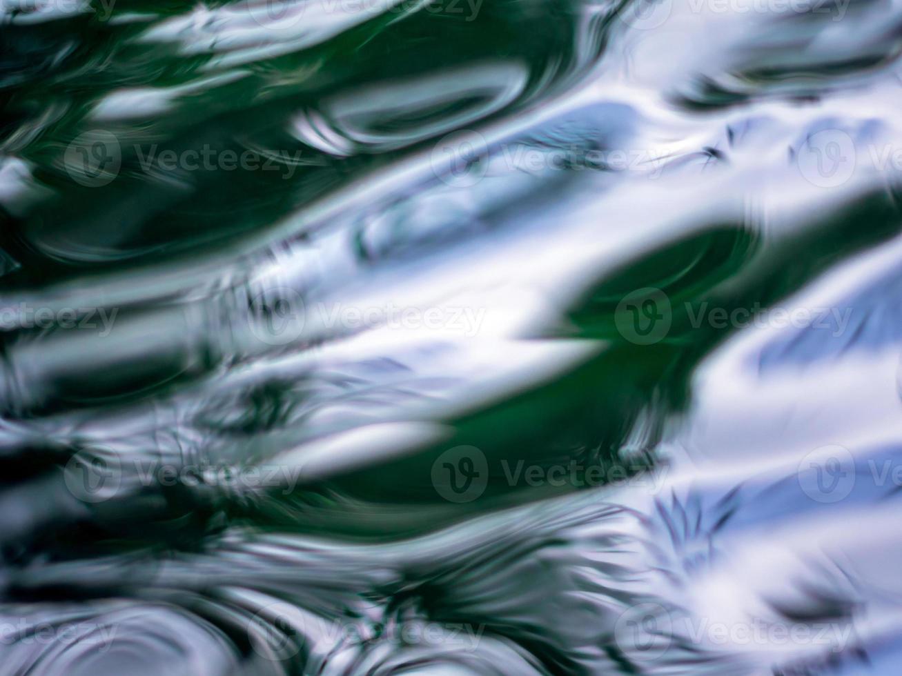 trama di riflessione della luce sulla superficie dell'acqua foto