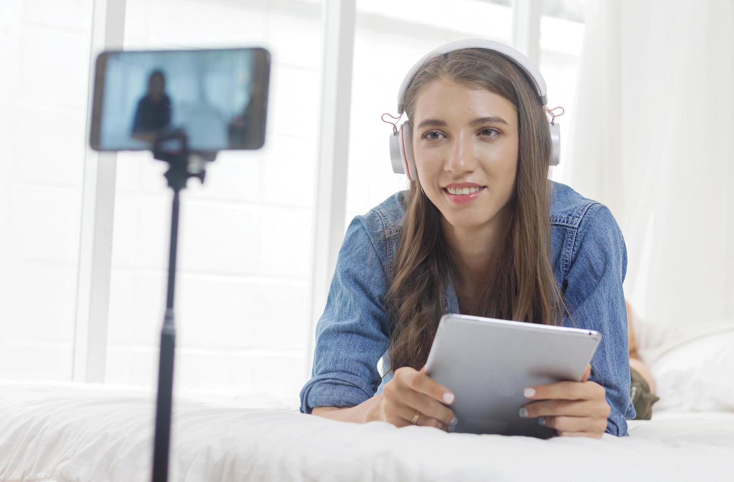 giovane donna vlogging a casa foto