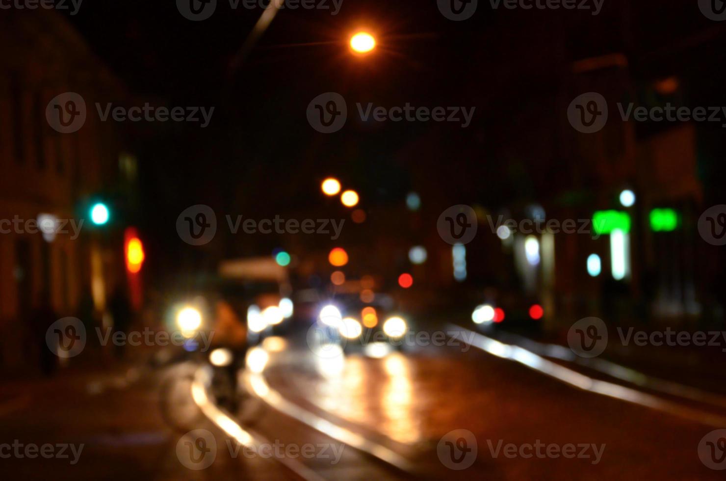 sfocato notte scena di traffico su il carreggiata. sfocato Immagine di macchine in viaggio con luminoso fari. bokeh arte foto