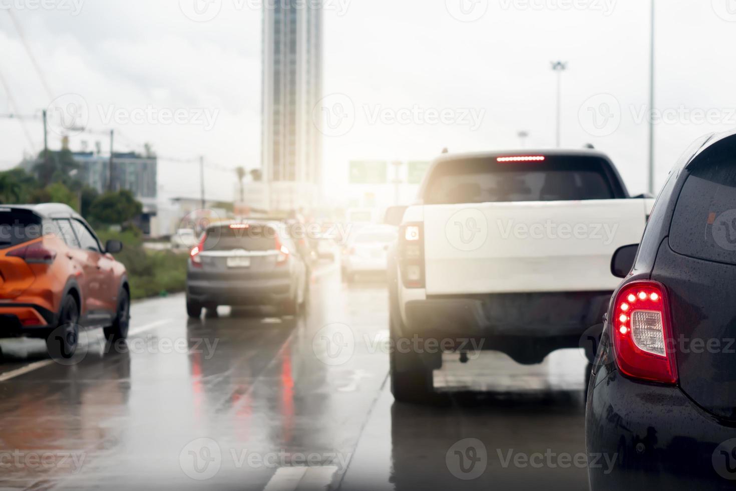 astratto di posteriore indietro macchina. posteriore lato Visualizza di auto nel piovoso tempo e traffico marmellata. traffico congestione con molti code dovuto per il bagnato asfalto strada superficie. foto