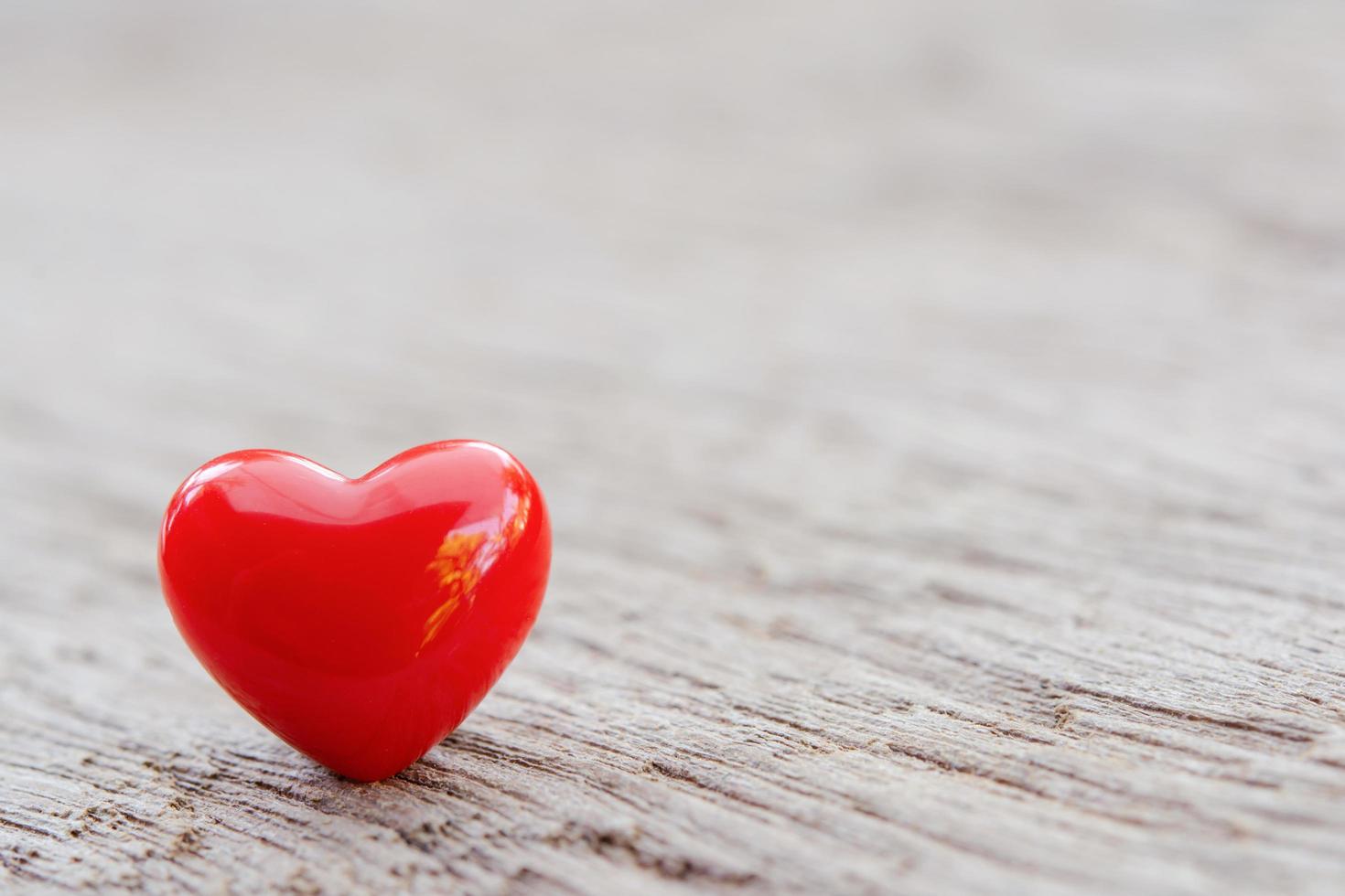 cuore rosso su tavola di legno foto