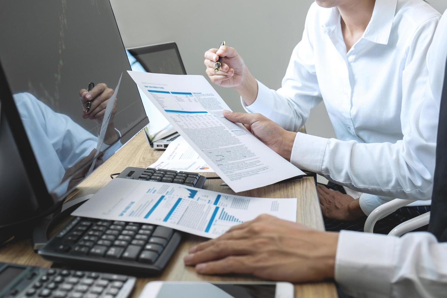 team di agenti di borsa che hanno una consultazione foto