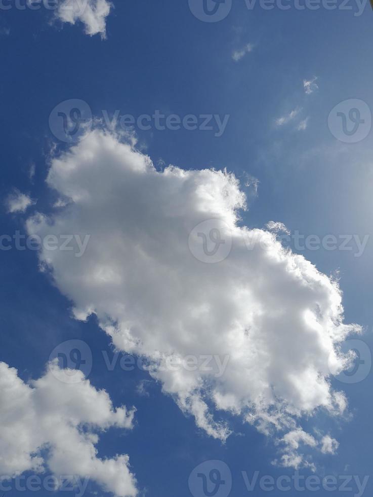 blu cielo con gonfio nuvole sfondo foto