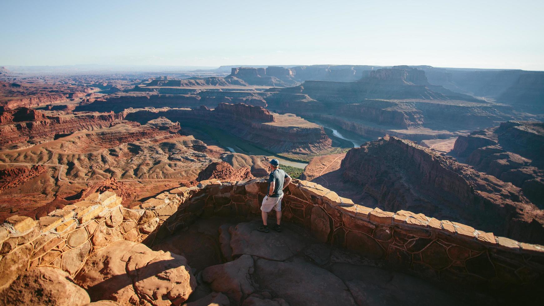 uomo che si affaccia sul grand canyon foto