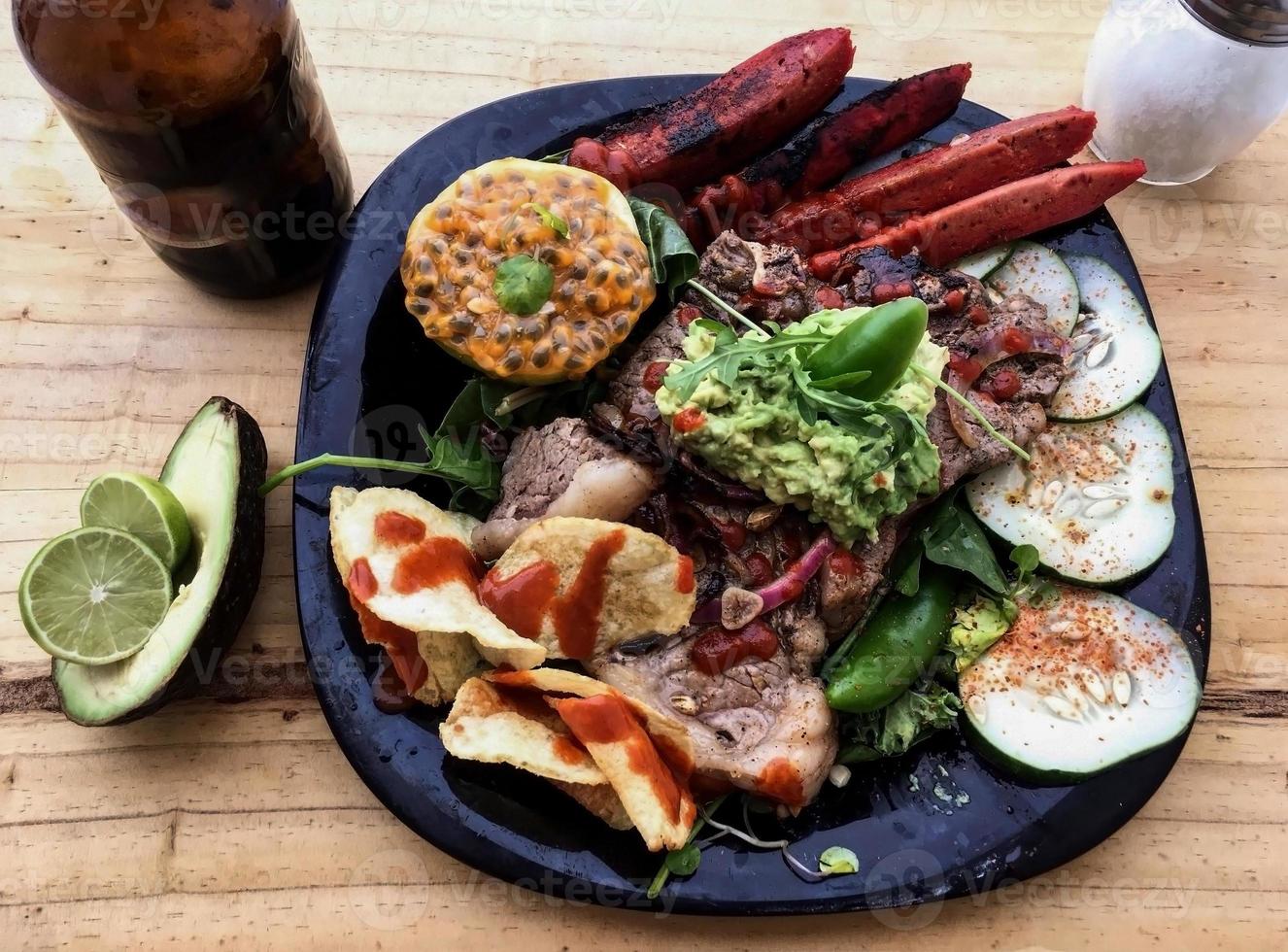 Patata insalata con barbecue asciutto anziano affettato filetto bistecca e erbe aromatiche su legna foto