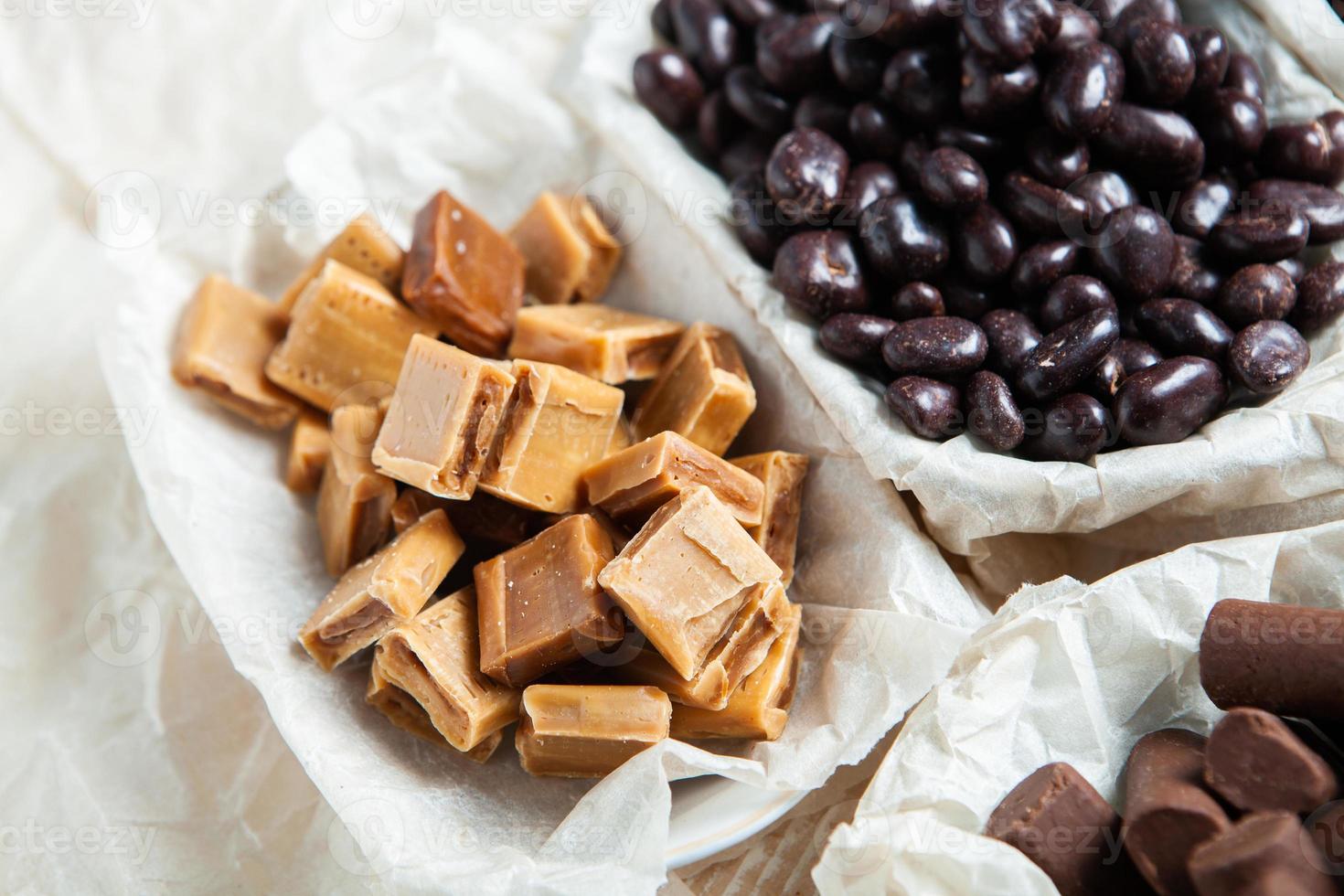 dolce per Natale. assortimento di dolce confetteria con cioccolato caramelle e praline. foto