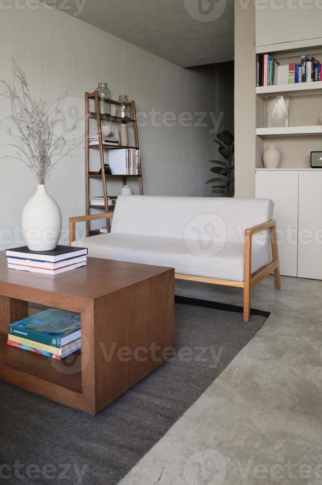 interno design di accogliente vivente camera con elegante divano, caffè tavolo, dired fiori nel vaso foto