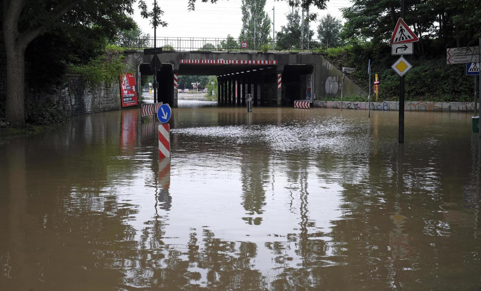 dusseldorf, Germania, 2021 - estremo tempo metereologico - allagato strada zona nel dusseldorf, Germania foto