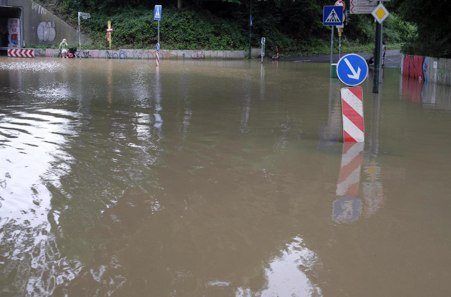 dusseldorf, Germania, 2021 - estremo tempo metereologico - allagato strada nel dusseldorf, Germania foto