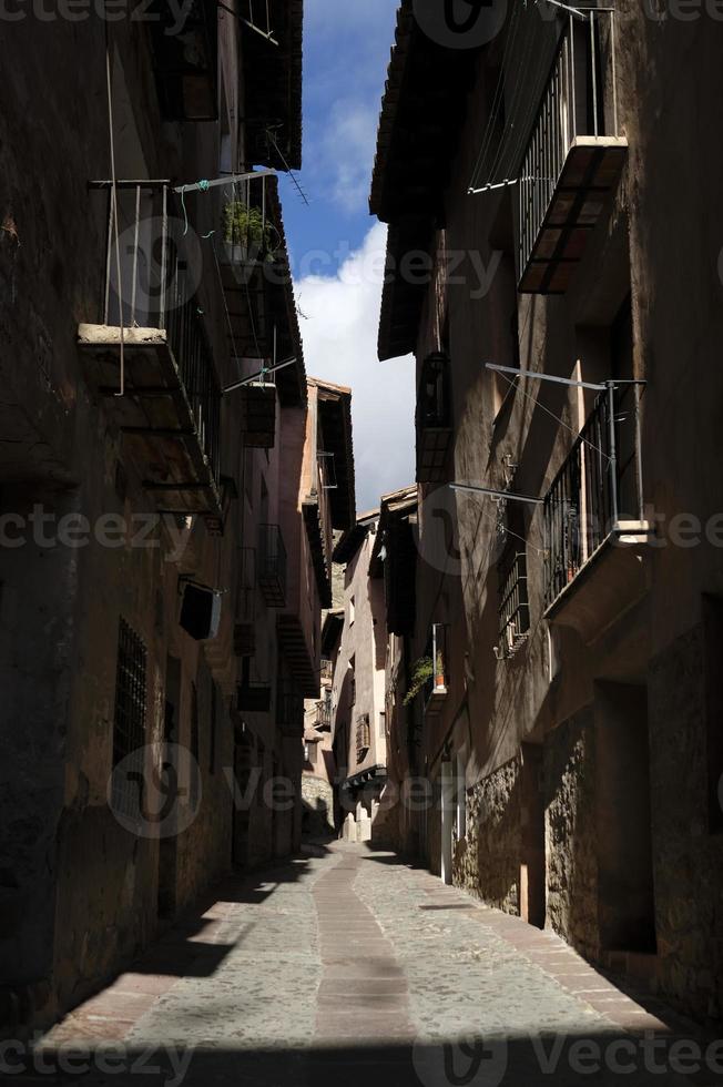 stretto strada nel albarracin, Spagna foto