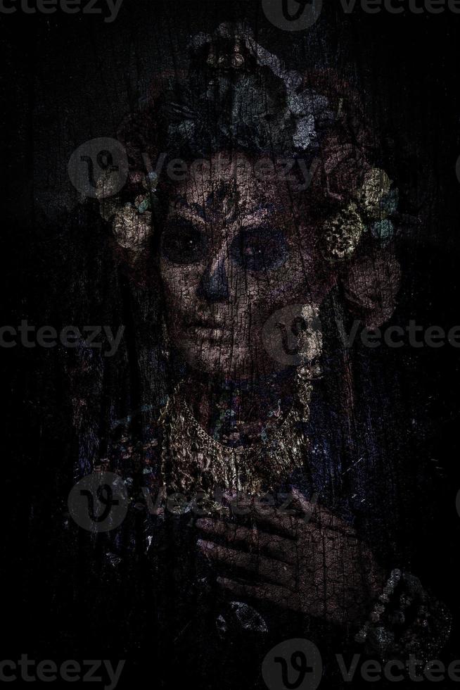 avvicinamento ritratto di un' donna con un' zucchero cranio trucco vestito con fiore corona su di legno struttura sfondo. foto