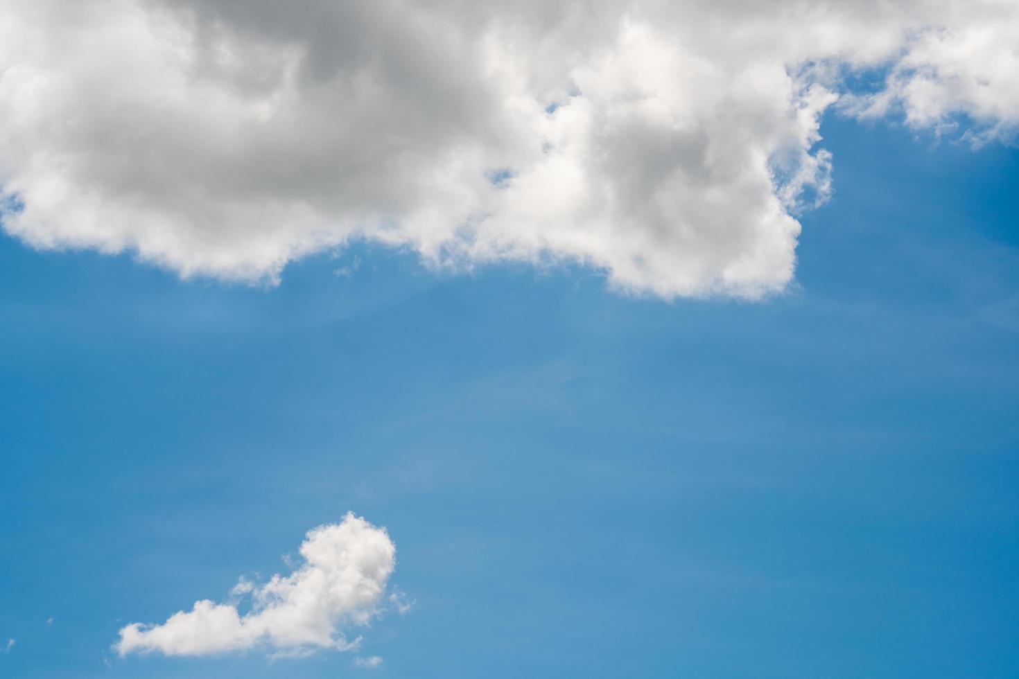 cielo azzurro con nuvole bianche. in una giornata limpida foto