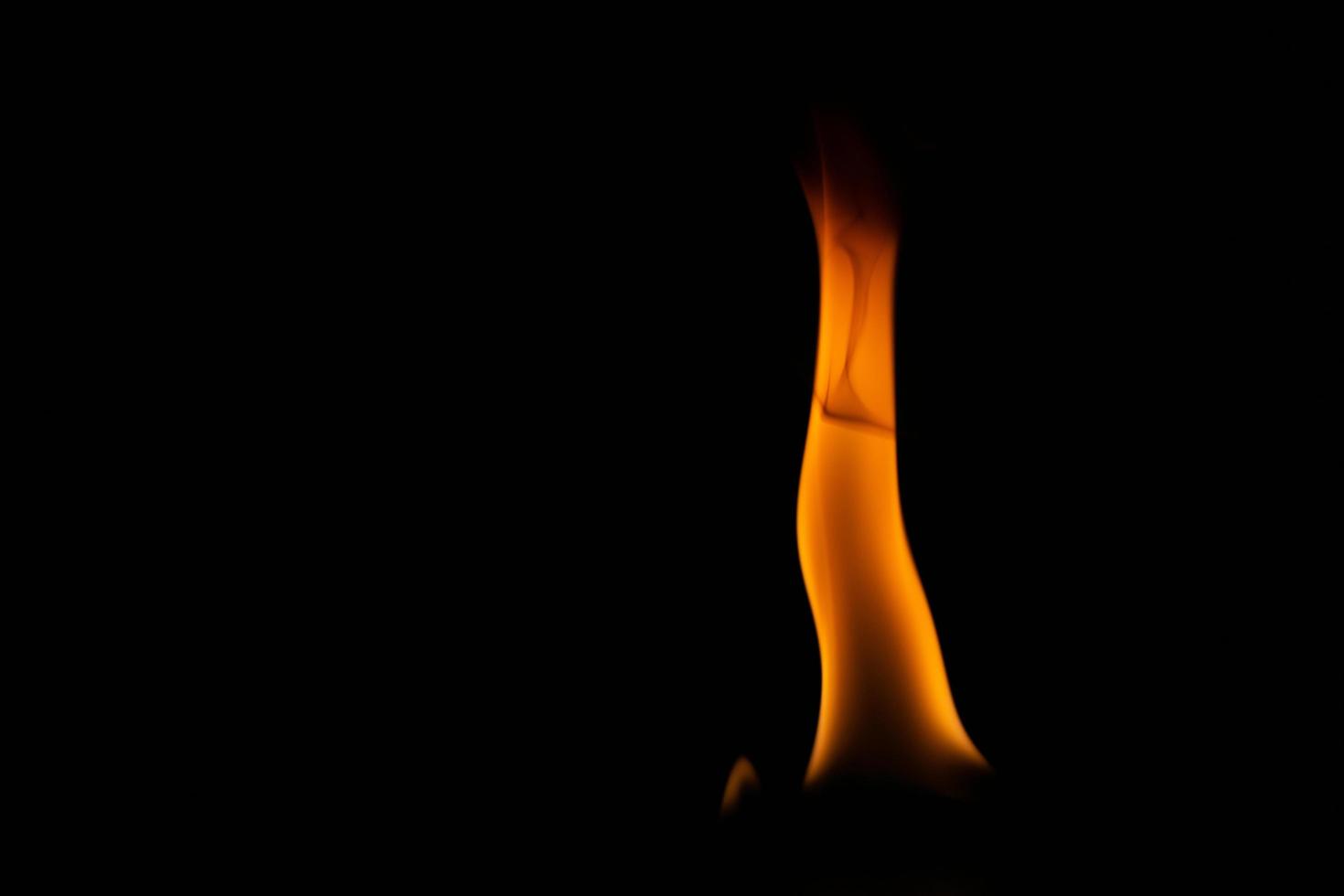 ardente energia di il fiamma, fiamme, e ardente scintille avvicinamento, fuoco modelli, il splendore di fuoco nel il buio foto