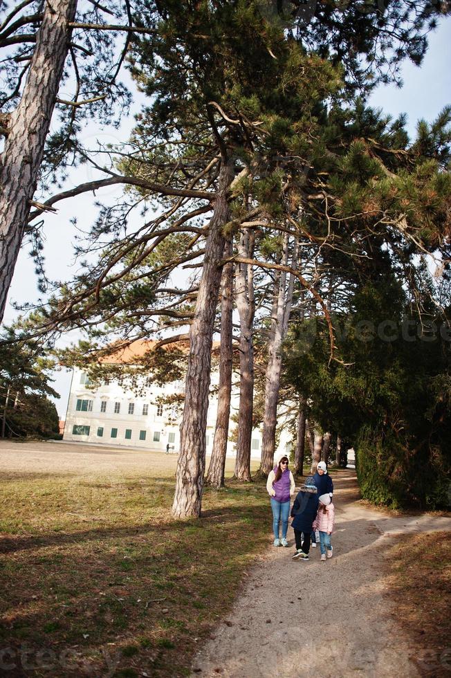 madre con quattro bambini a valtice park, repubblica ceca. foto