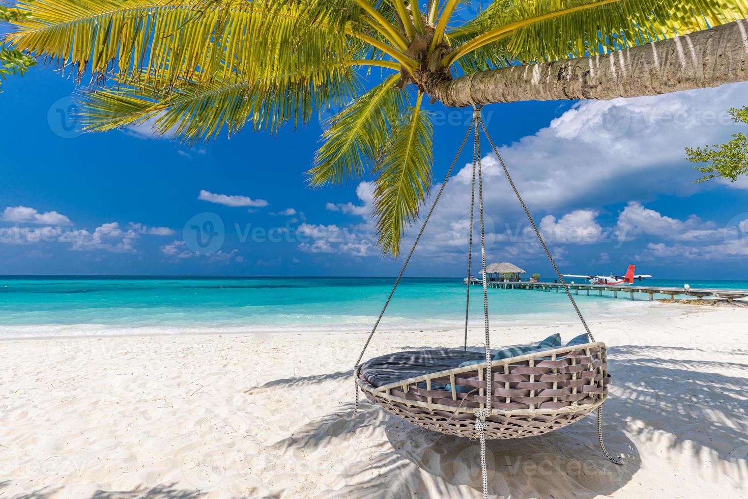 tropicale spiaggia Paradiso come estate paesaggio con spiaggia swing o amaca e bianca sabbia, calma mare per sereno spiaggia. lusso spiaggia scena vacanza estate vacanza. esotico isola natura viaggio destinazione foto