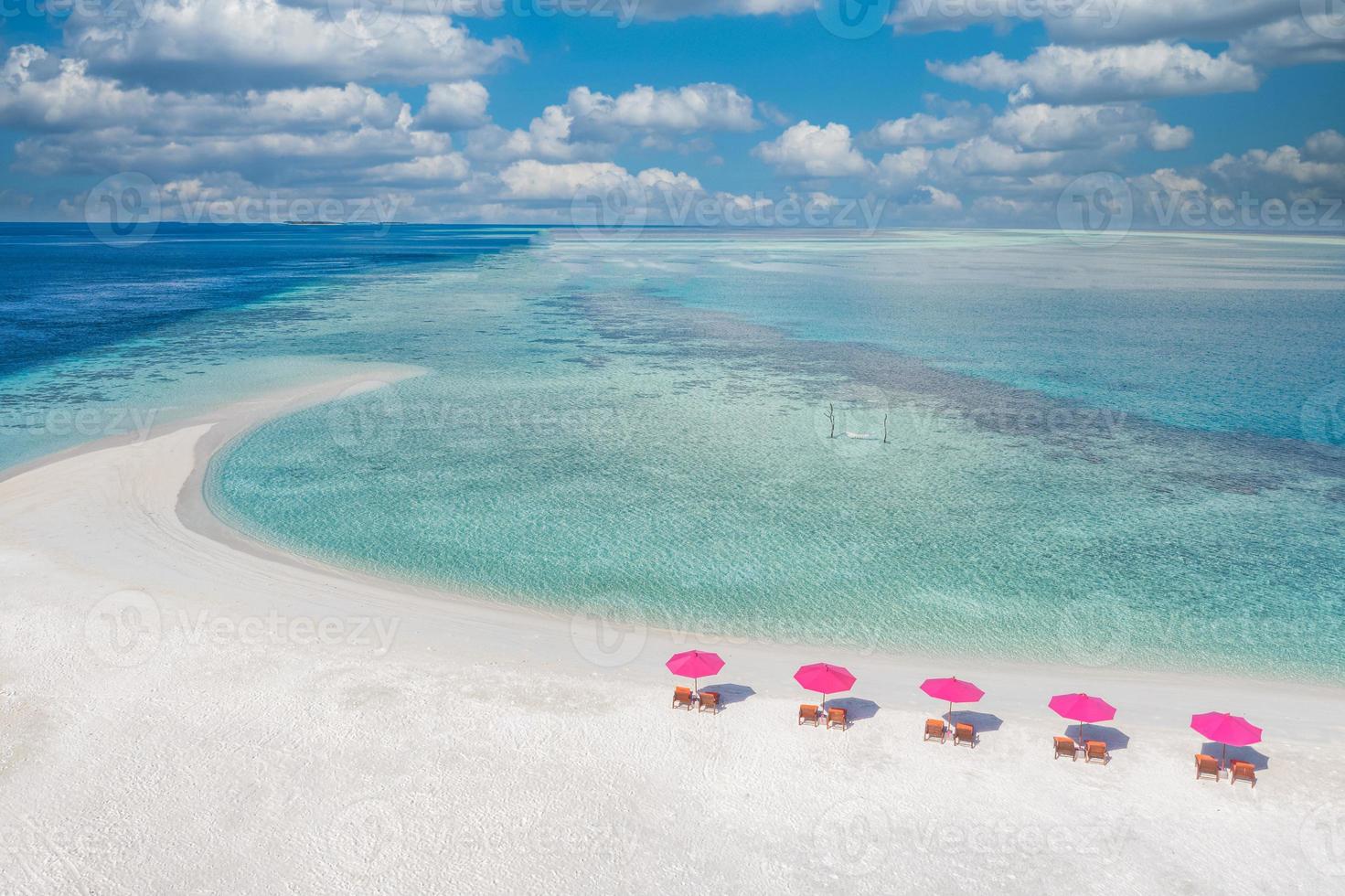 bellissimo aereo spiaggia, tropicale isola costa, sabbia con sedie parasole ombrello vicino per sorprendente oceano laguna baia. infinito orizzonte, rilassante cielo. paesaggio marino, estate viaggio paesaggio, Paradiso vacanza foto
