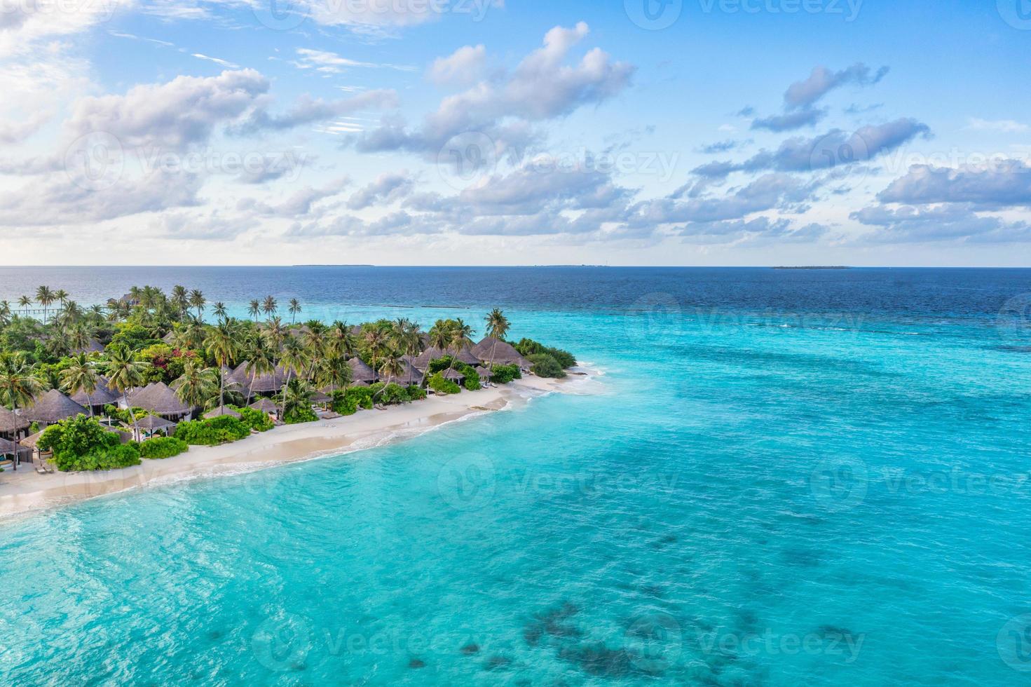aereo uccelli occhio Visualizza di bellissimo Paradiso Maldive tropicale spiaggia su isola. estate viaggio vacanza concetto. sorprendente isola costa, oceano laguna, nuvoloso cielo, idilliaco esotico scenico. natura paesaggio foto