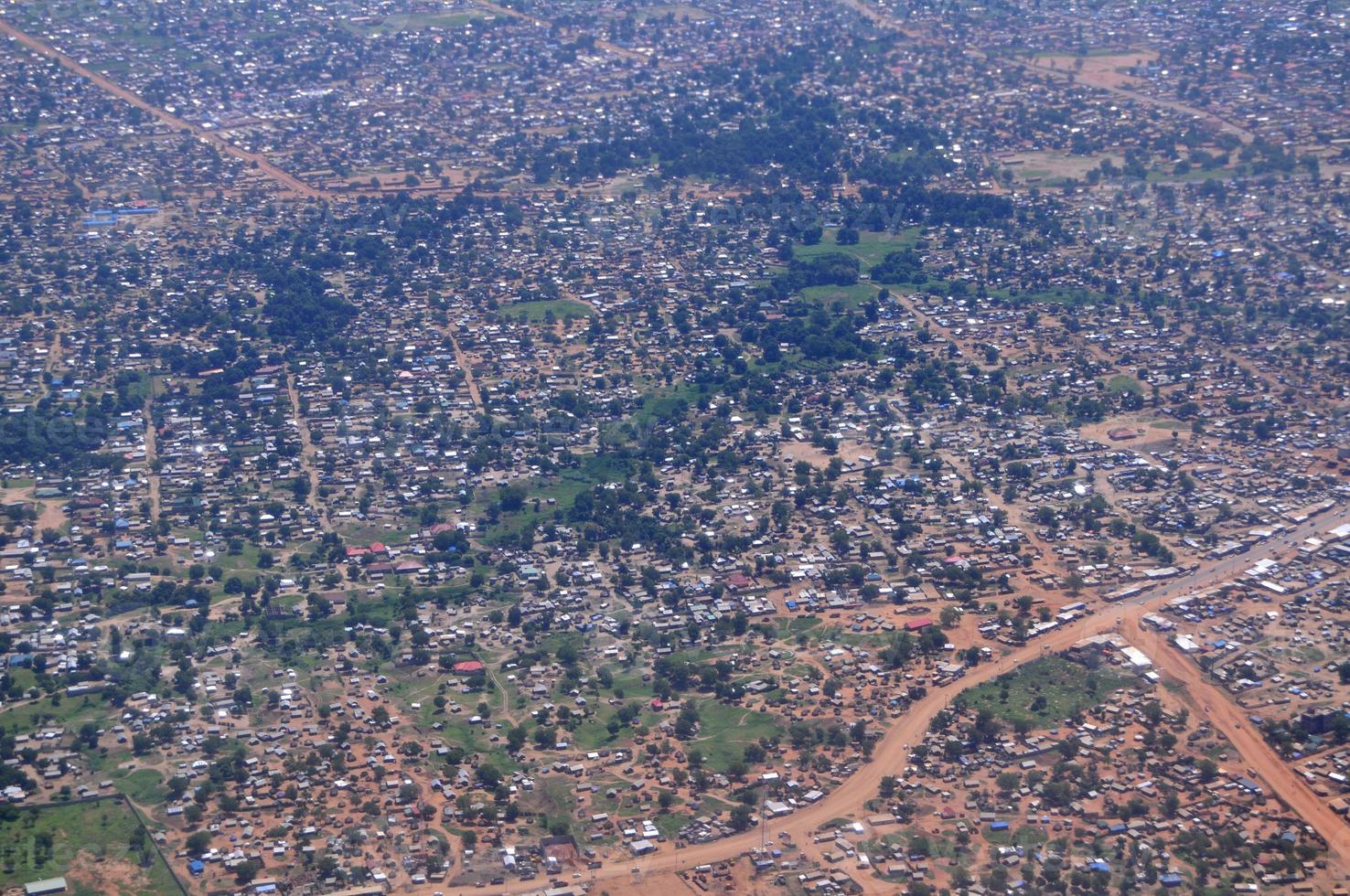 antenna di uno slum africano, a juba, sudan del sud foto