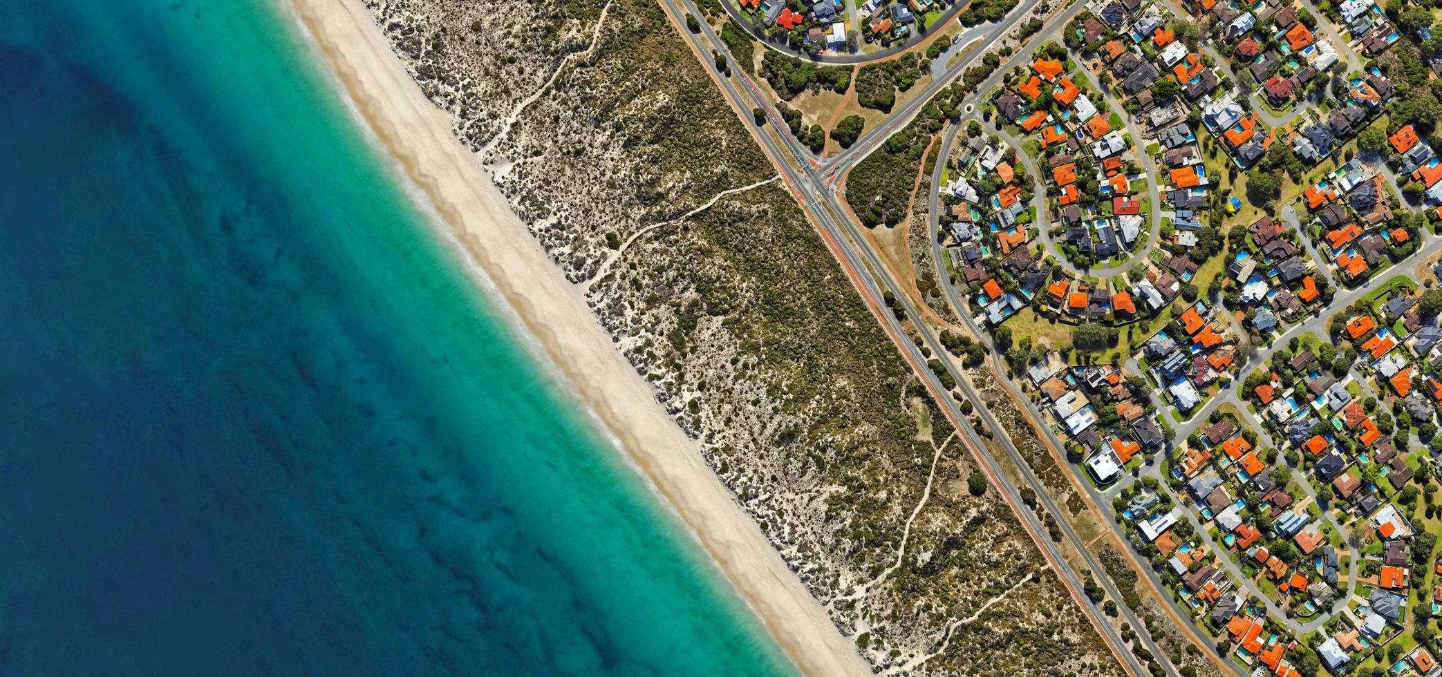 aerea di città, strade e terra via acqua foto