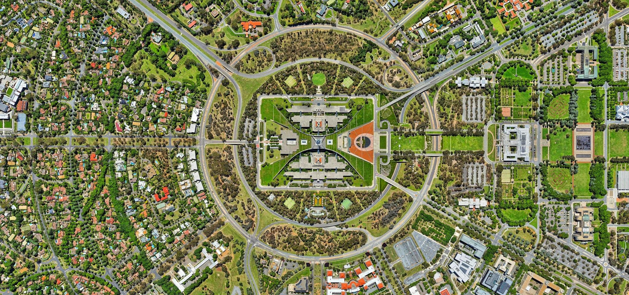 vista aerea della città, delle strade e della terra foto
