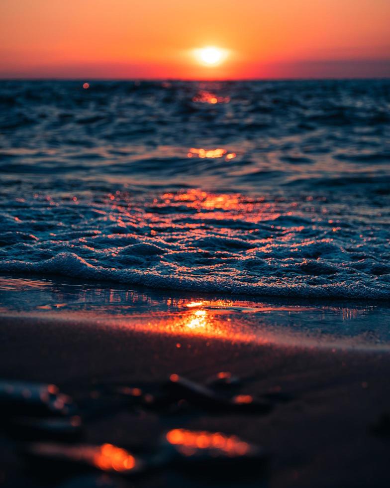 primo piano della schiuma dell'onda dell'oceano foto