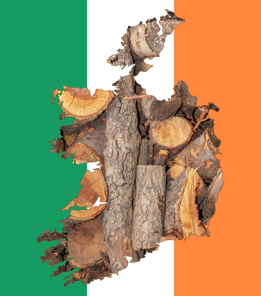 schema carta geografica di Irlanda con il Immagine di il nazionale bandiera. legna da ardere dentro il carta geografica. collage. energia crisi. foto