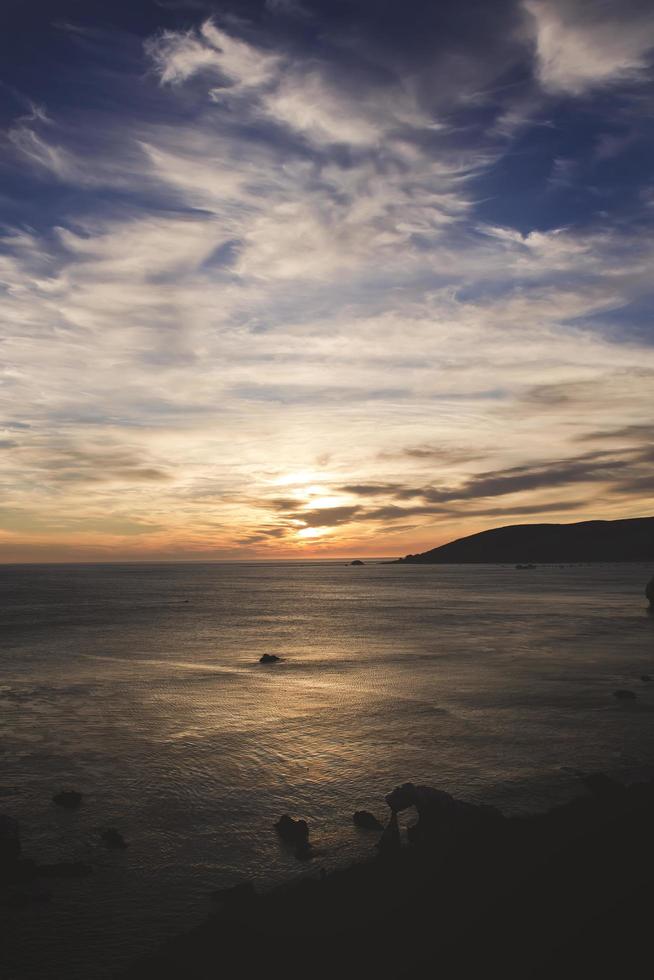 foto ad alto angolo di pietra ad arco durante l'ora d'oro