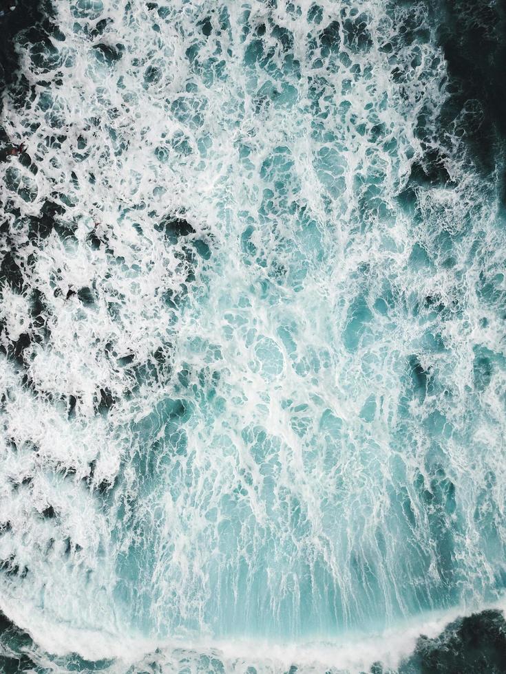 fotografia di primo piano di schiantarsi sulla spiaggia foto