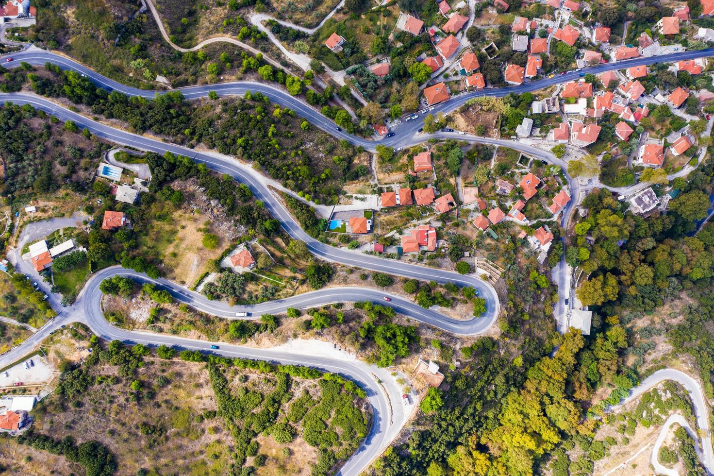 vista aerea di strade ventose in una città foto