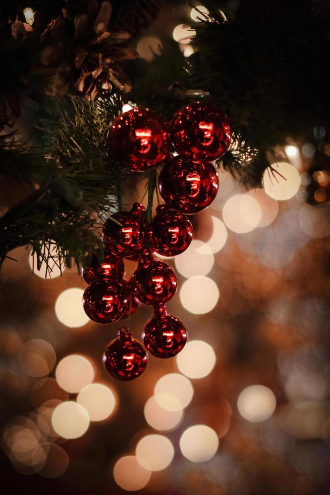 primo piano delle bagattelle rosse di natale foto