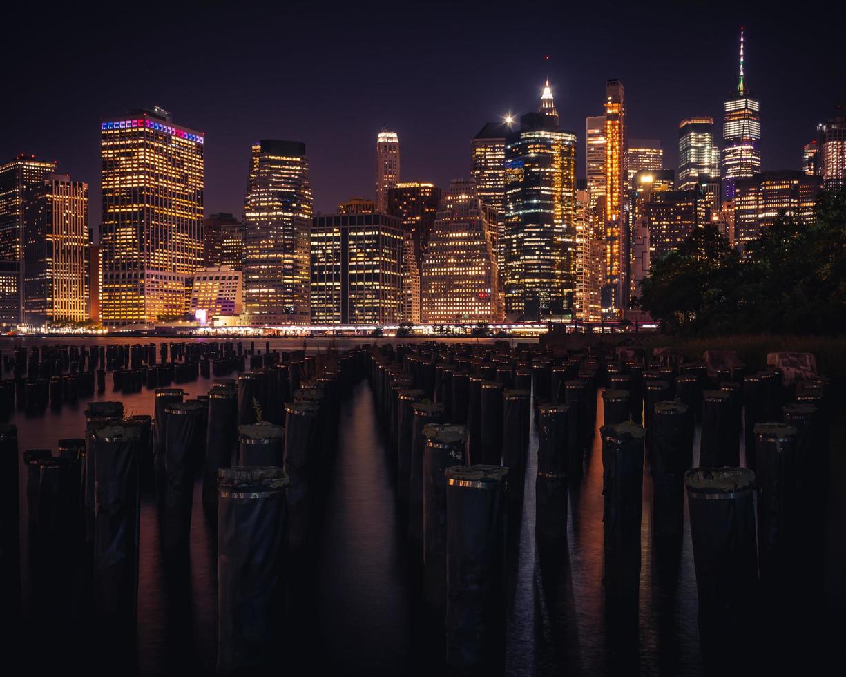 skyline di new york city di notte foto