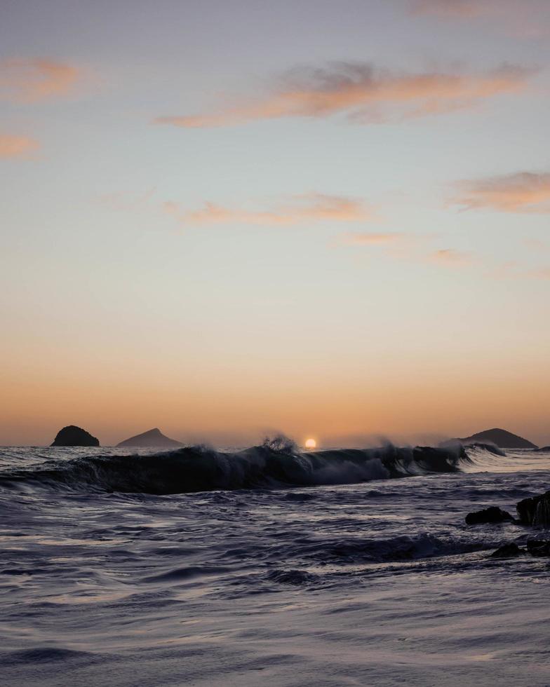 onde dell'oceano che si infrangono sulla riva foto