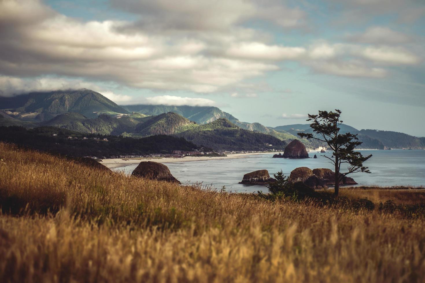 catena montuosa e mare durante il giorno foto