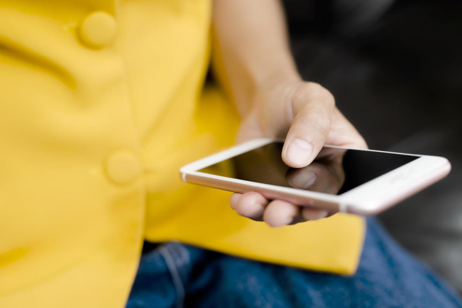 primo piano della persona che utilizza il telefono foto