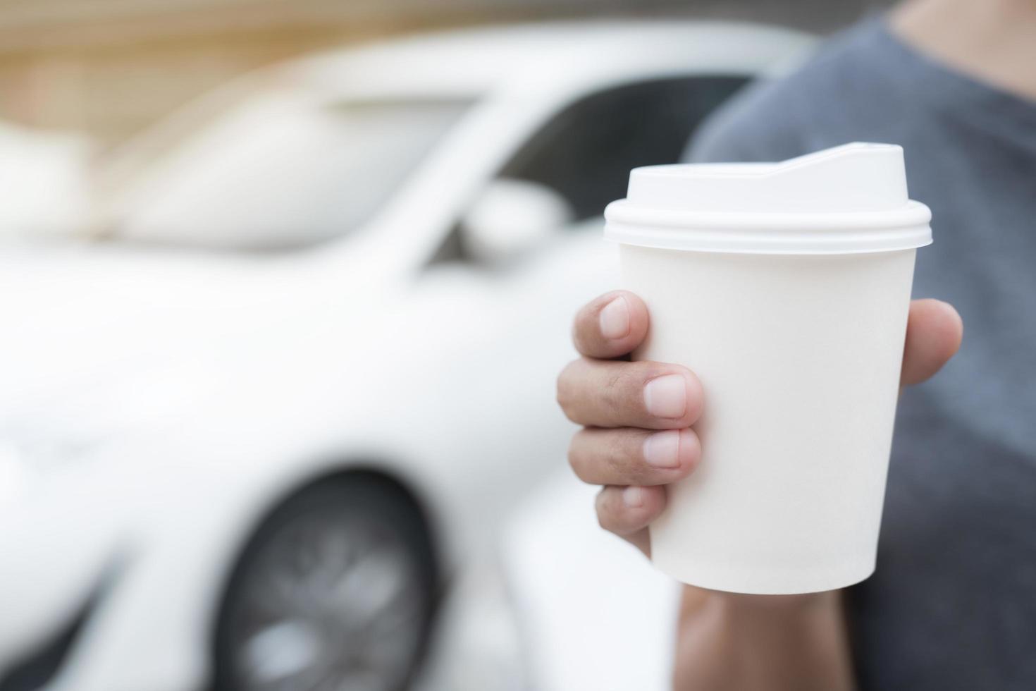 donna che tiene la tazza di caffè di carta foto