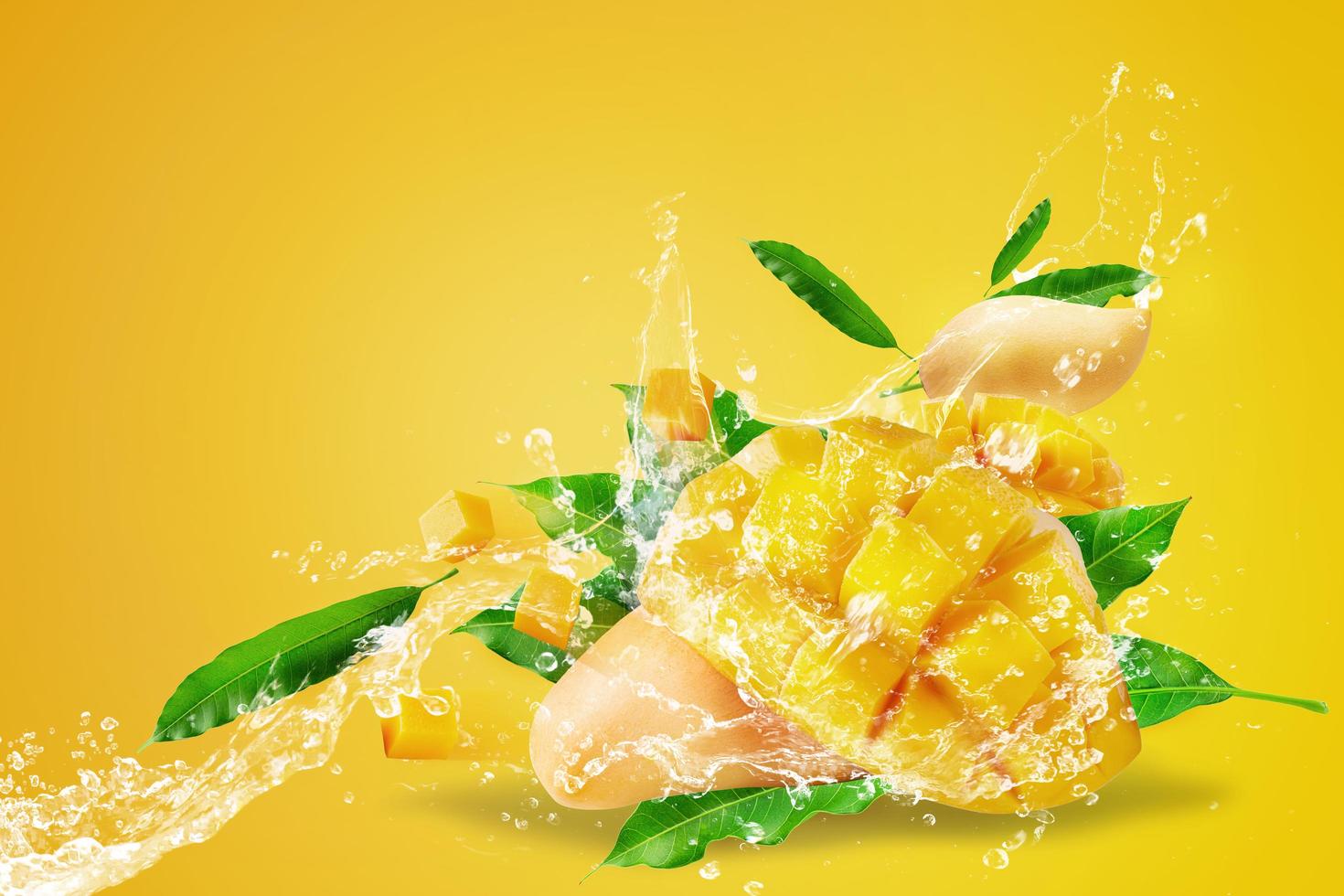 acqua che spruzza sulla frutta fresca di mango affettata foto