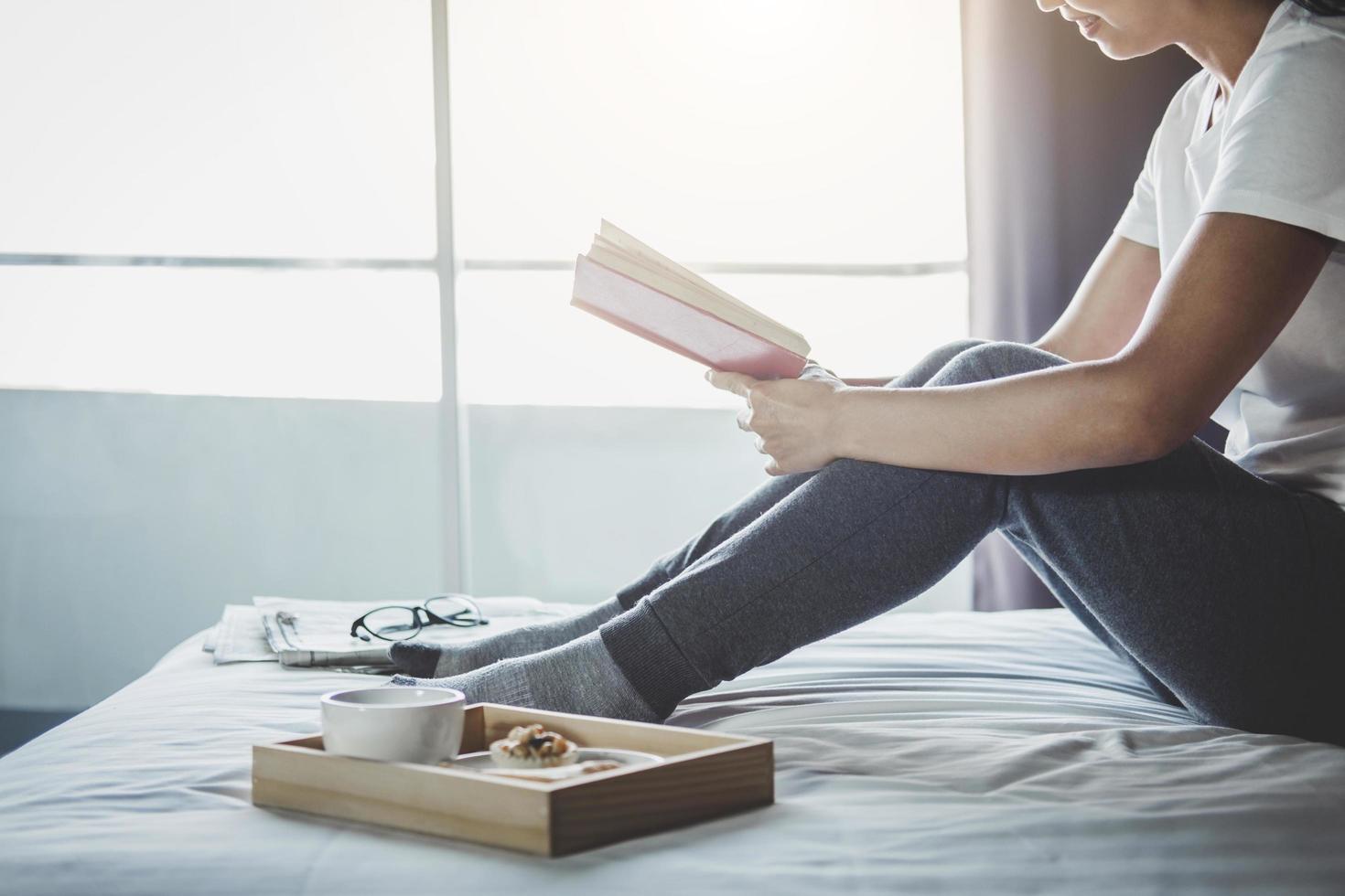 giovane donna che gode della lettura di libri foto