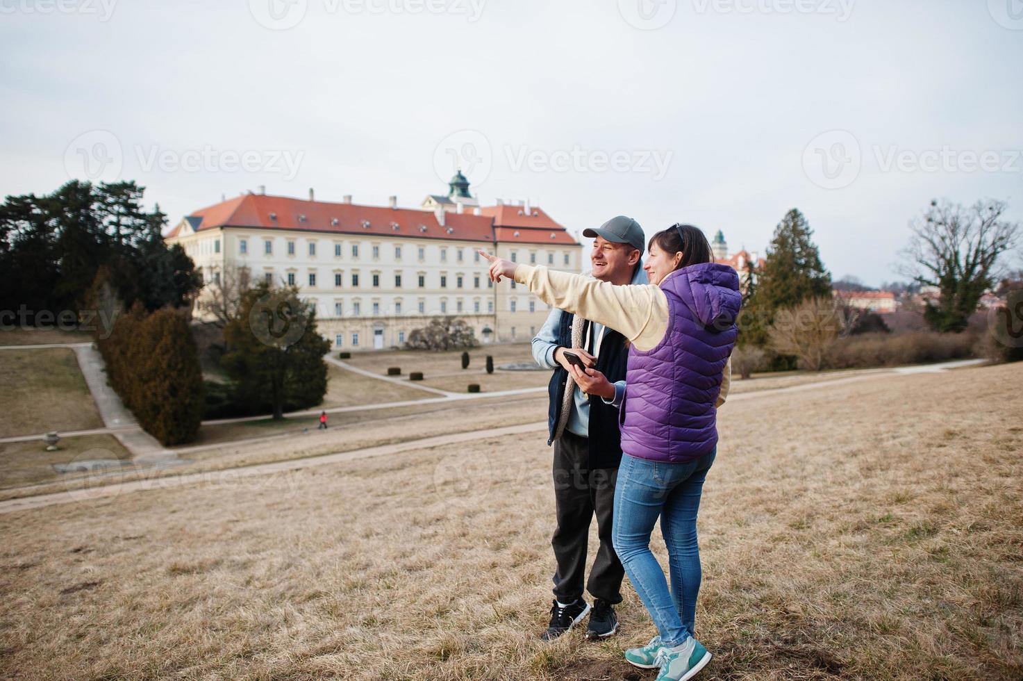 coppia turista a valtizia palazzo Guarda su mobile Telefono, ceco repubblica. foto