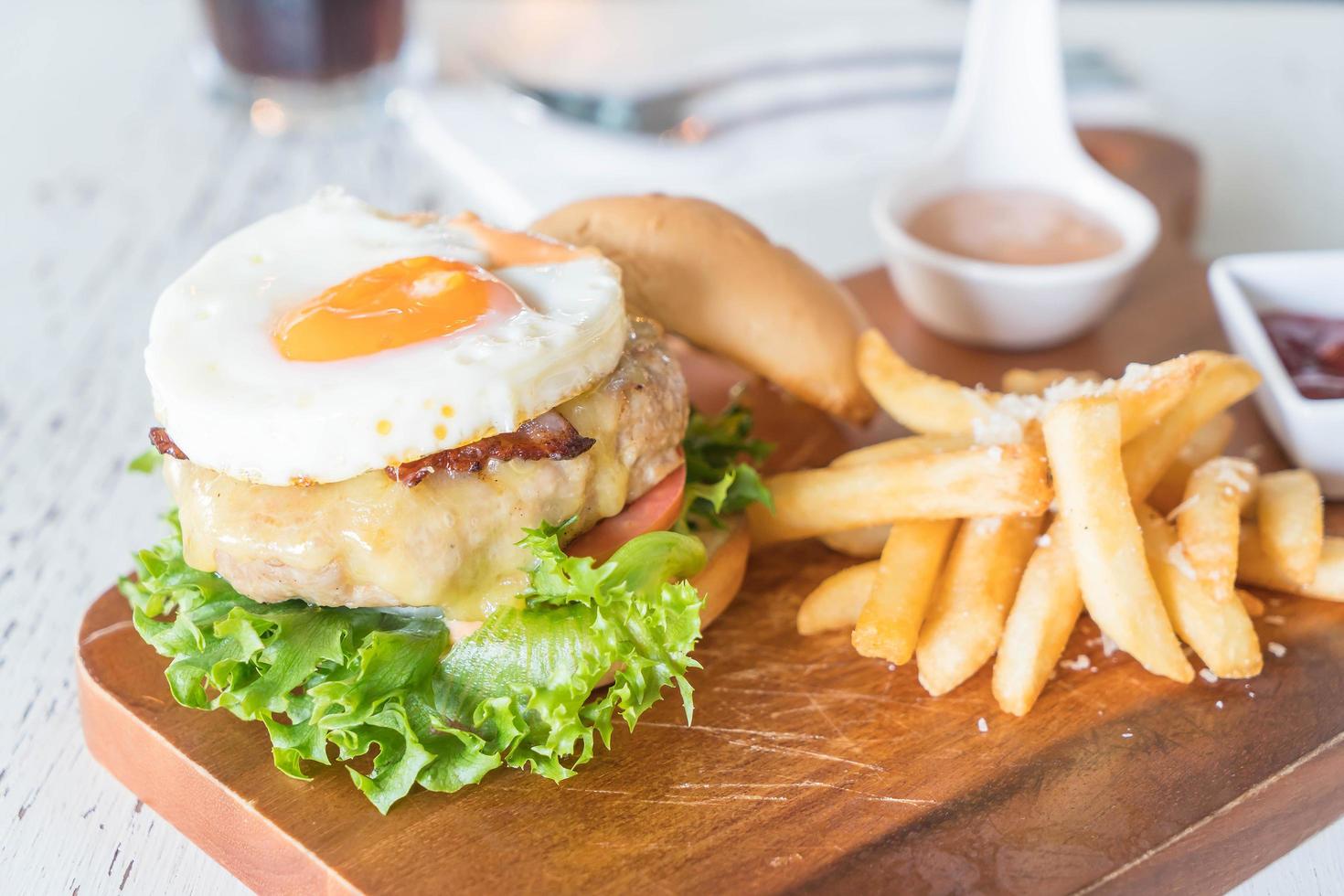 cheeseburger e patatine fritte foto