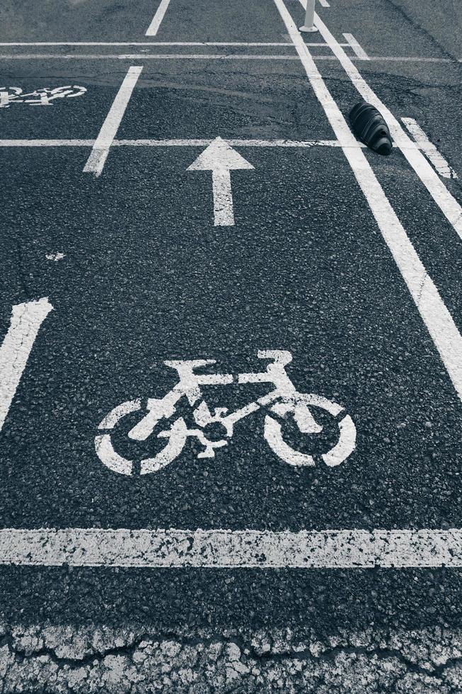 segnale stradale della bicicletta sulla strada foto