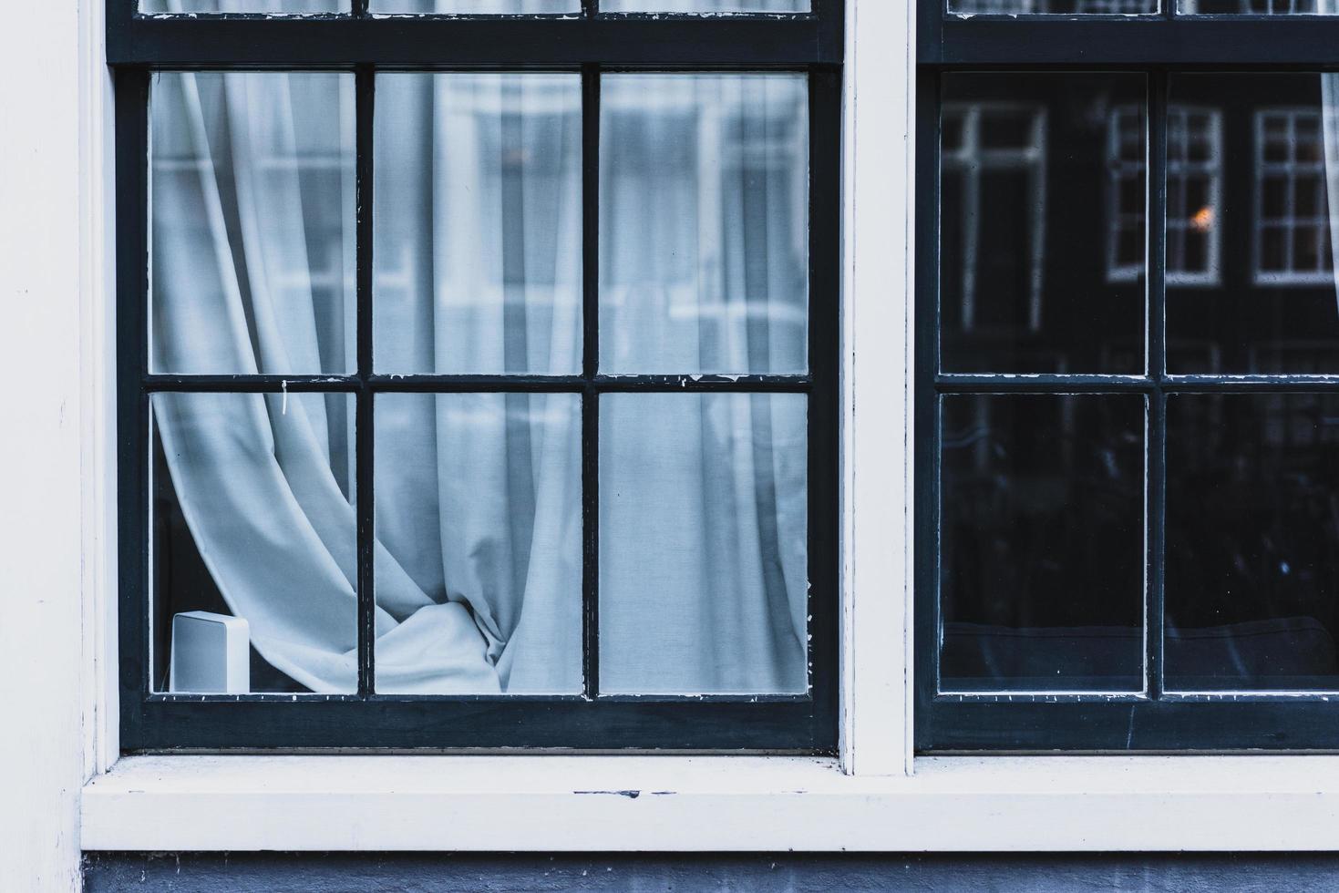 finestra in vetro con cornice in metallo nero foto