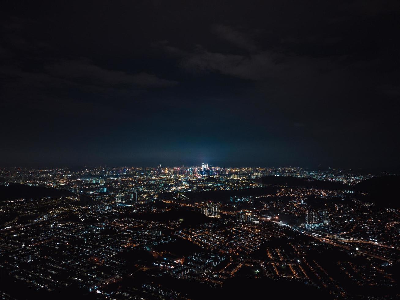 vista aerea della città durante le ore notturne foto