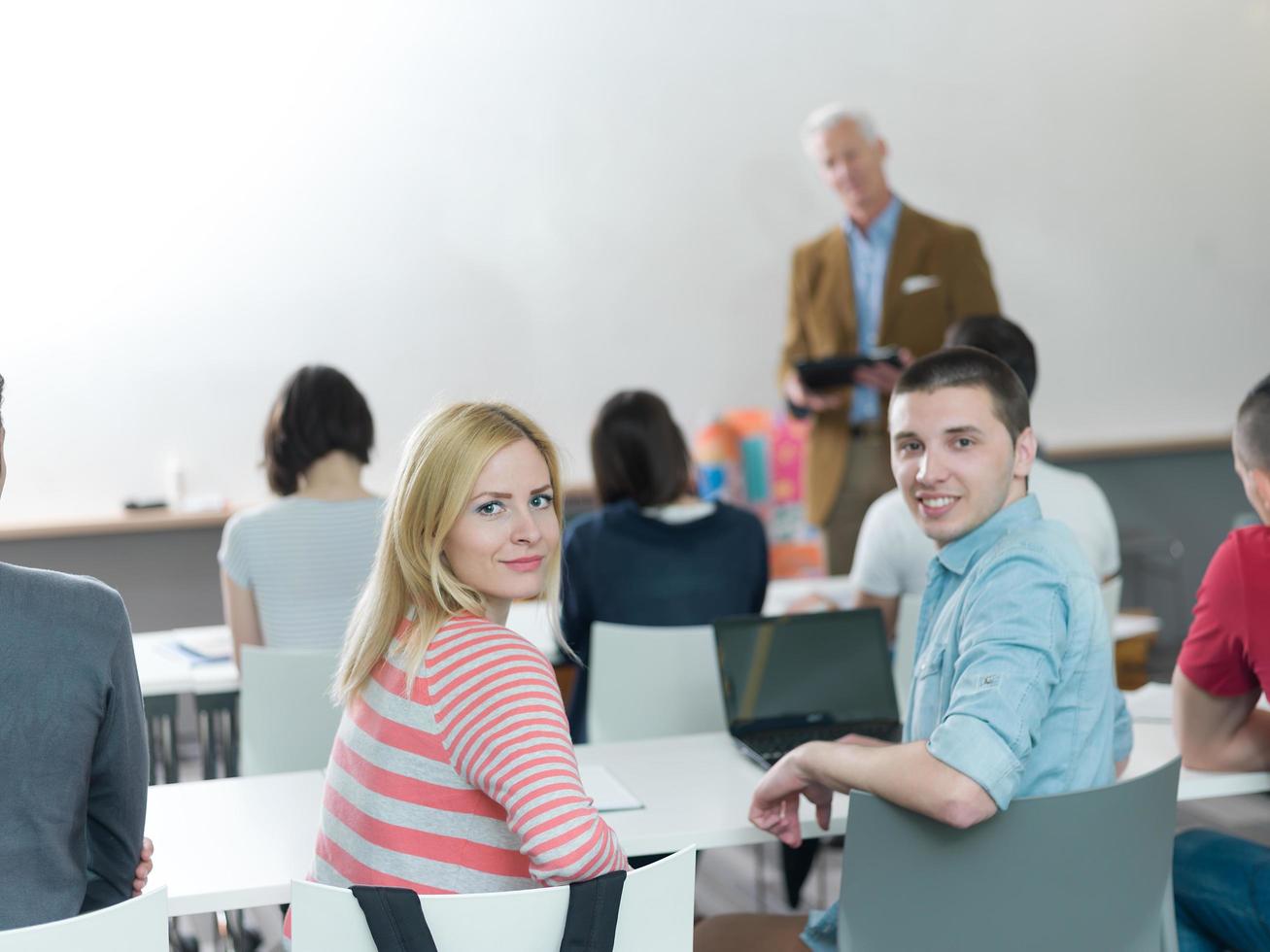 insegnante con un' gruppo di studenti nel aula foto