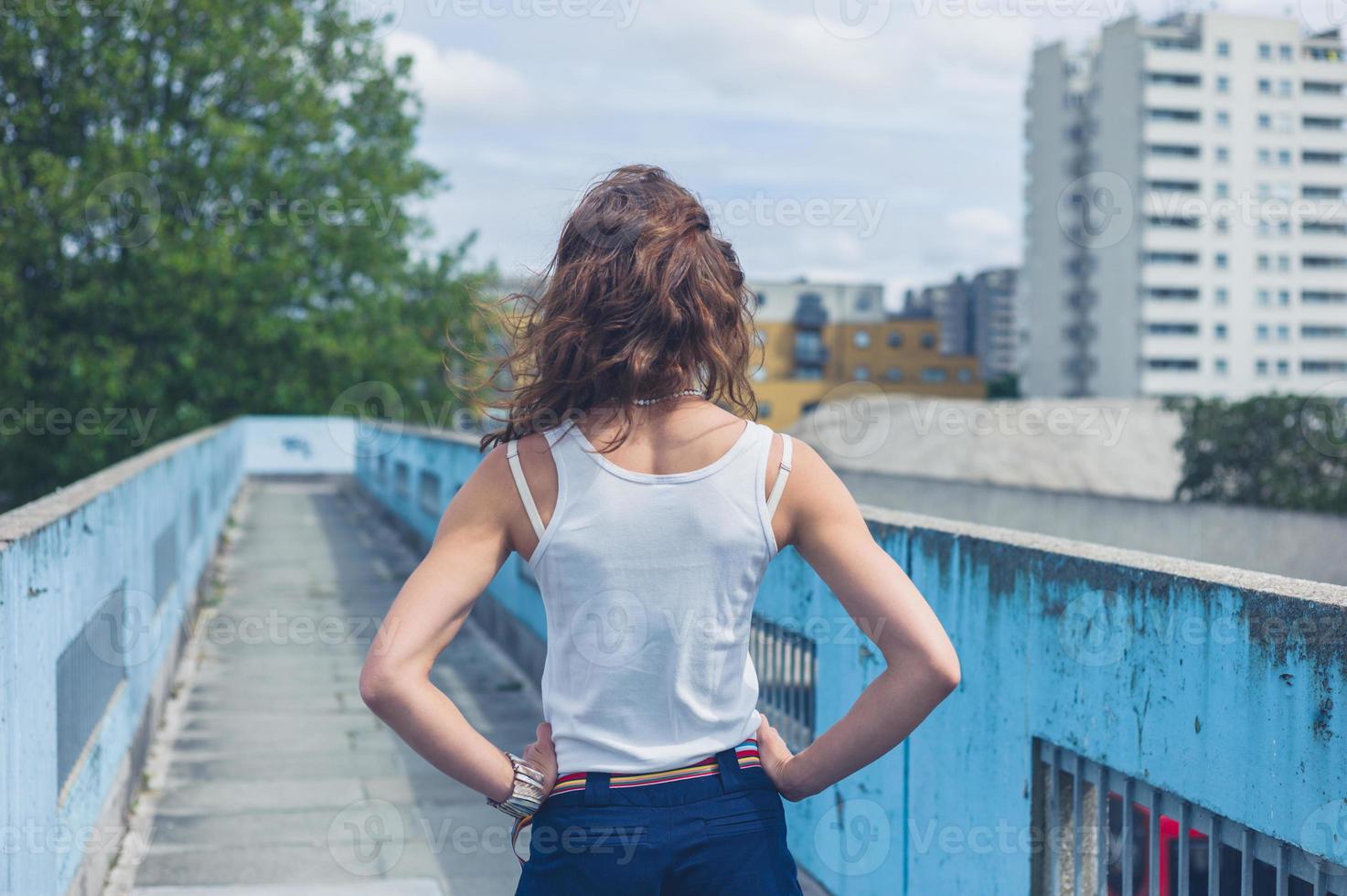 giovane donna in piedi su una passerella foto