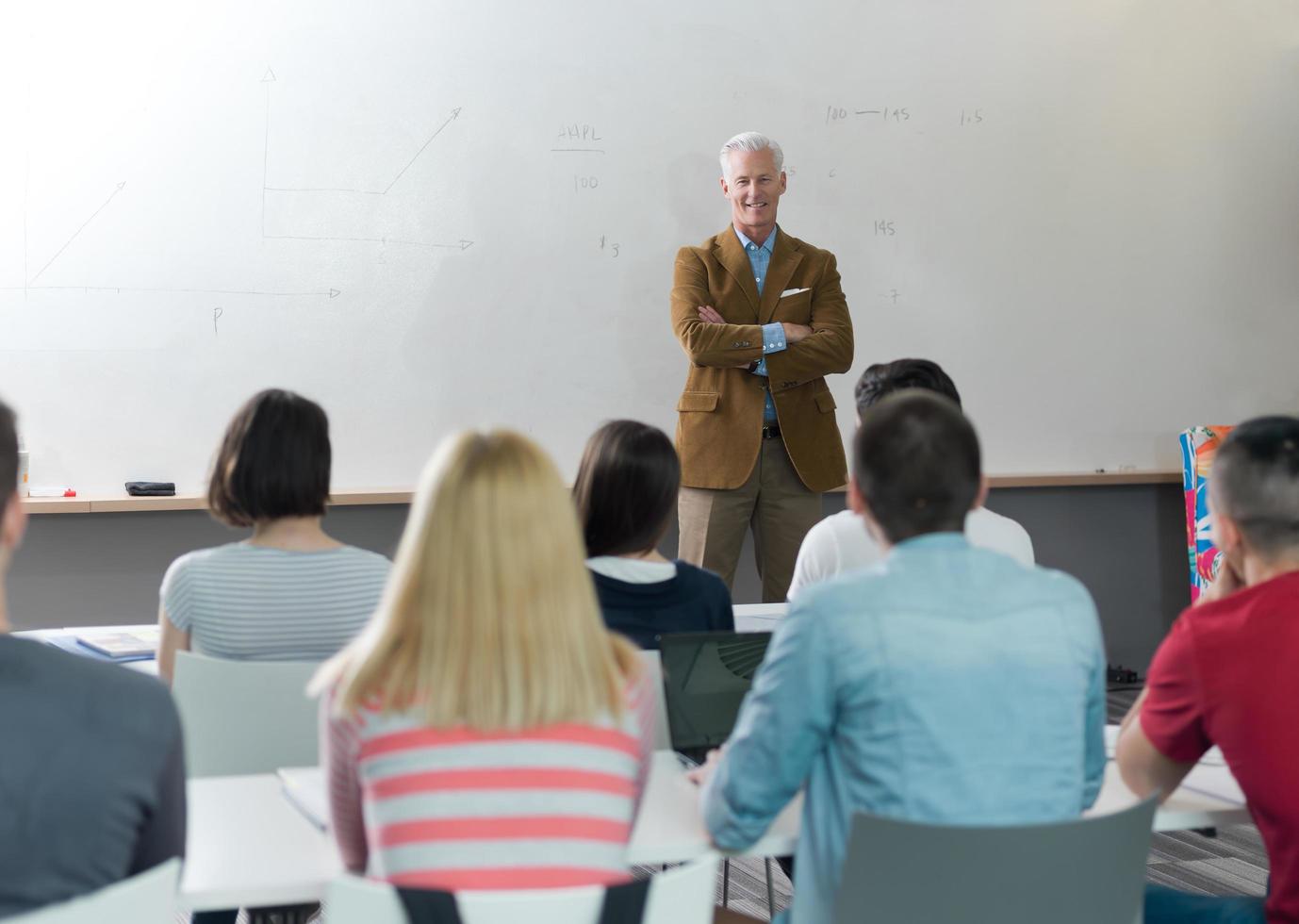 insegnante con un' gruppo di studenti nel aula foto