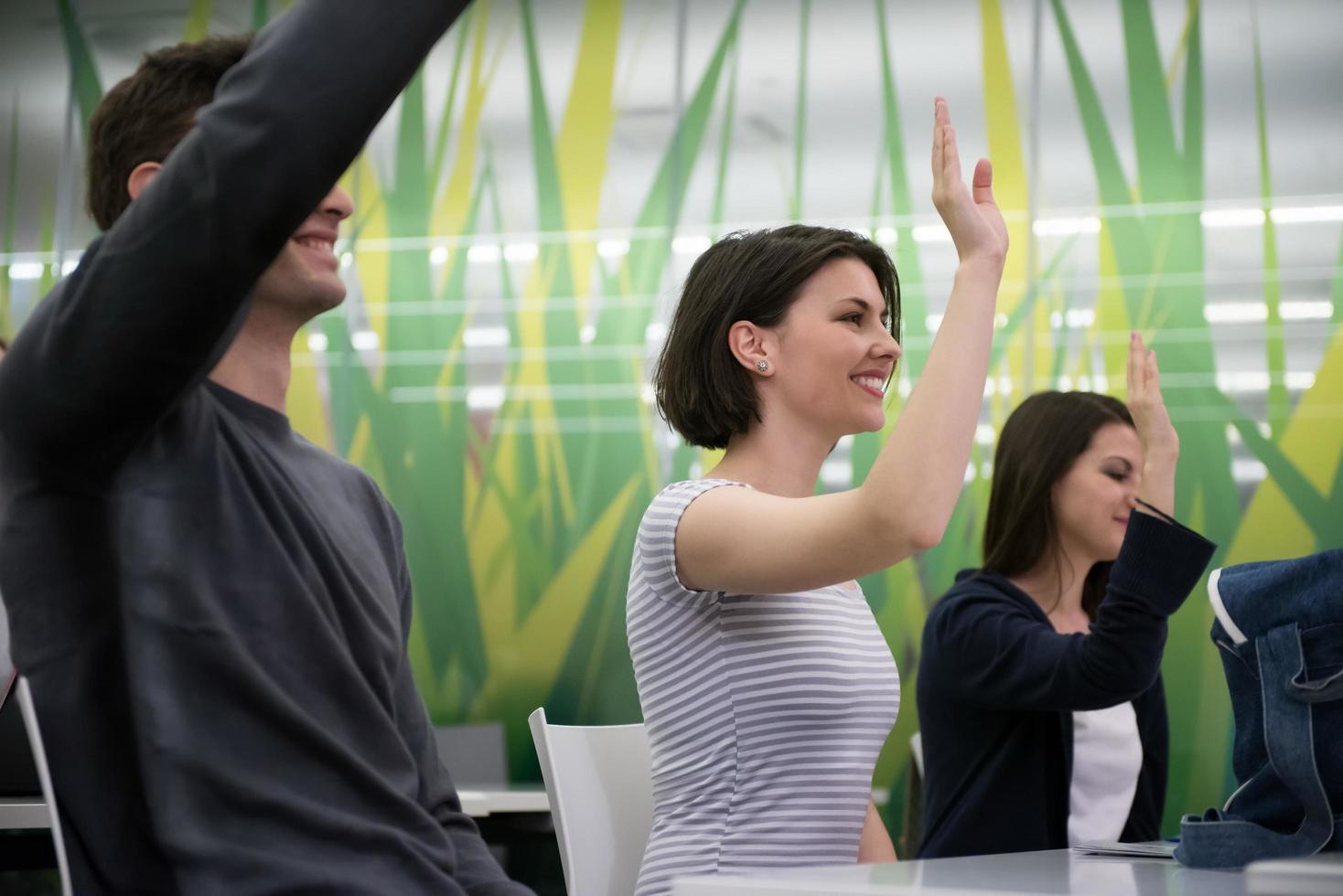 studenti gruppo aumentare mani su foto